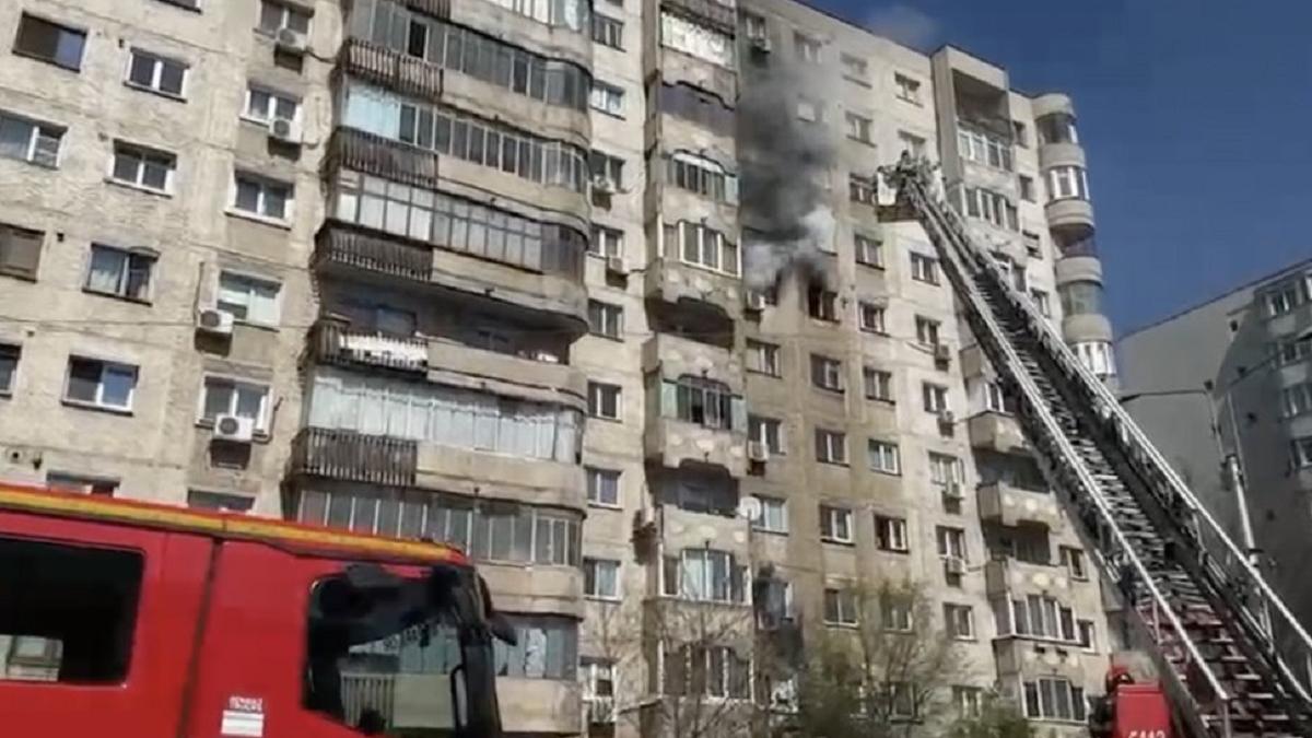 Incendiu într-un apartament: 20 de persoane au fost evacuate, altele primesc îngrijiri medicale