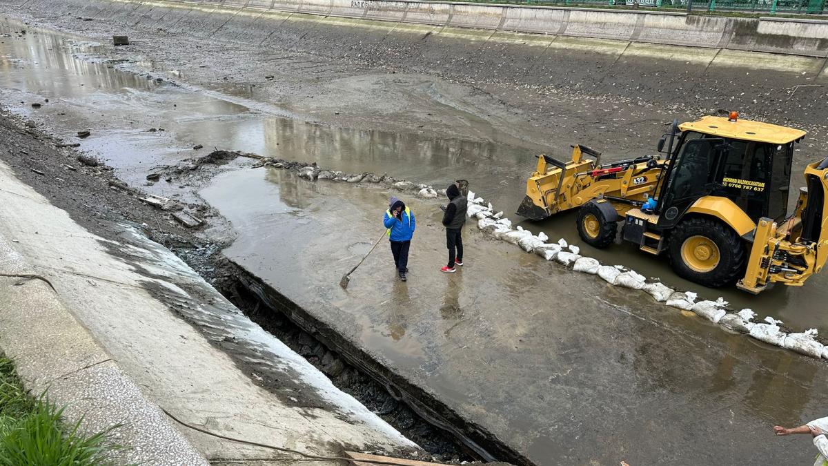 Vortex pe Dâmbovița. Un tronson al râului a fost golit, între Operă și Unirii