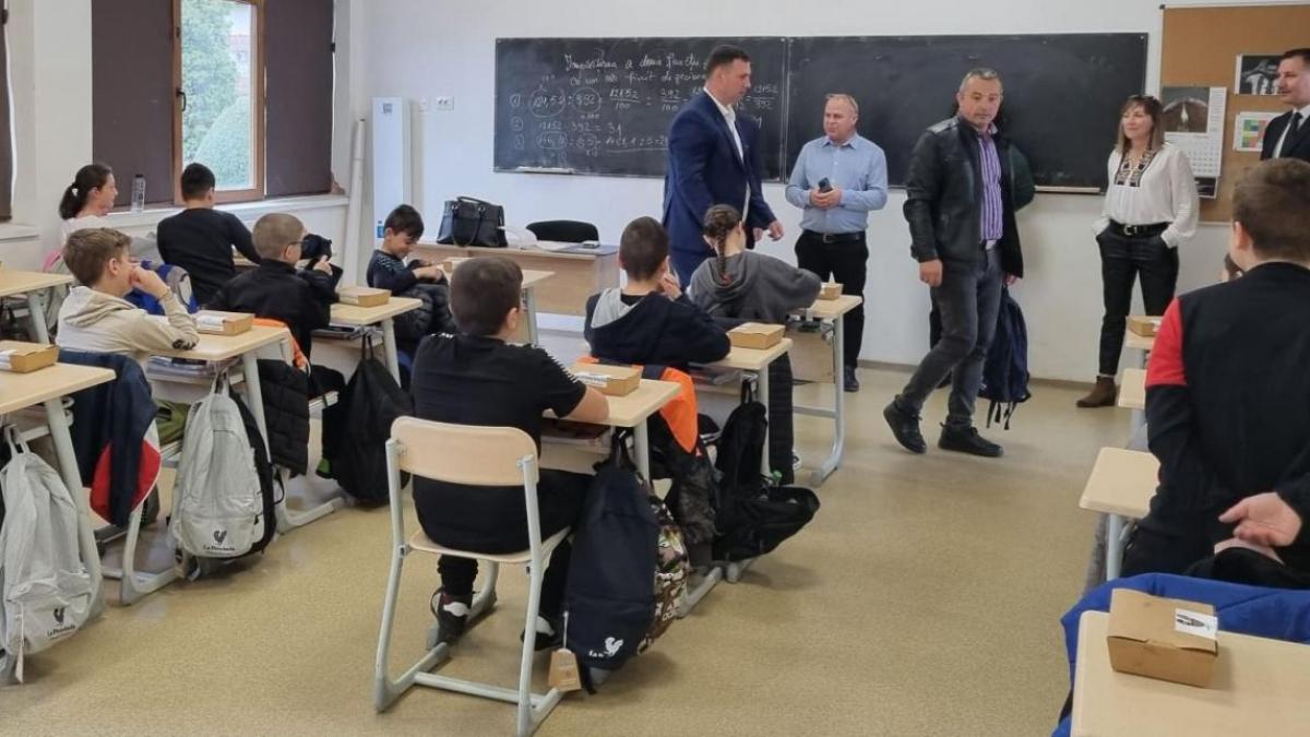 Ziua mâncării la școală pentru copiii din Vâlcea și Gorj