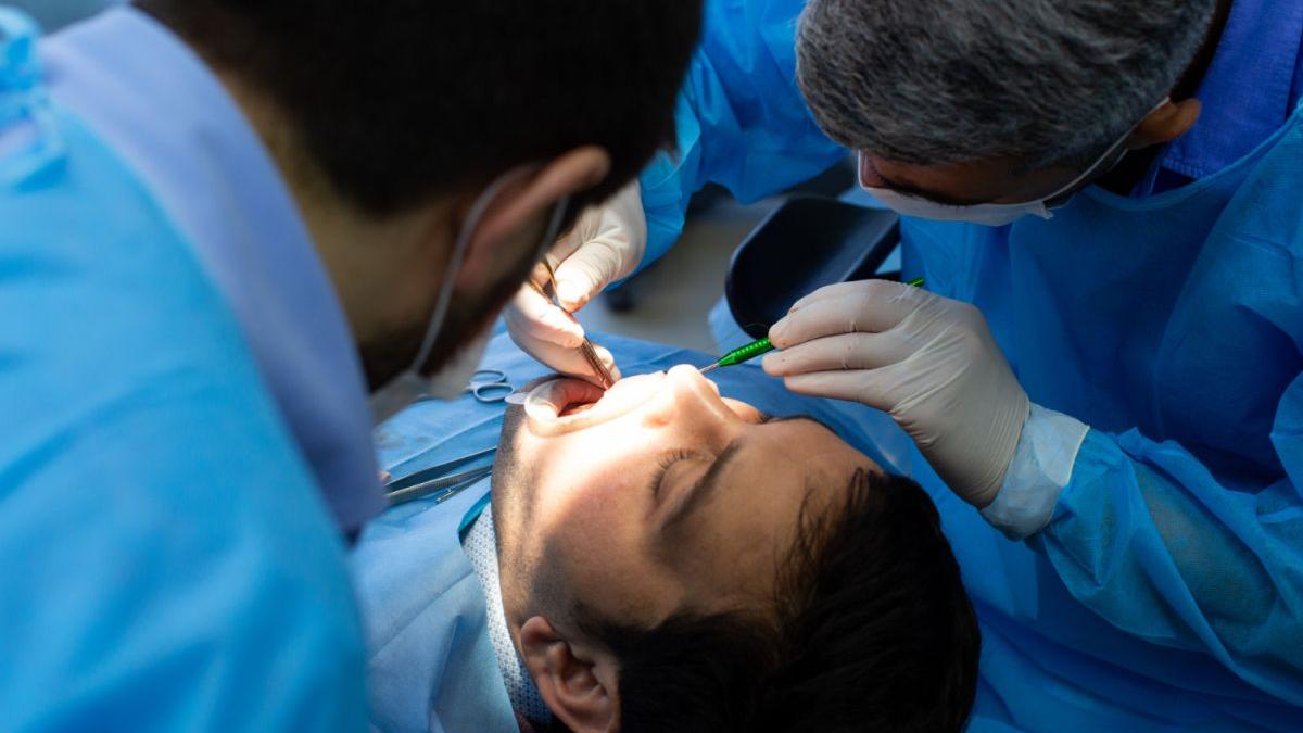 Chirurgia dentară. Tipuri de intervenții și cum te pregătești pentru o intervenție stomatologică