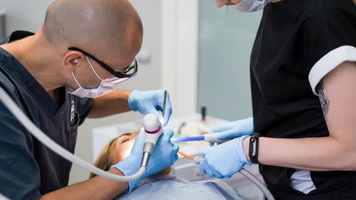 Extracțiile dentare în ortodontie. Ce trebuie să știi dacă ortodontul îți recomandă extracții dentare înainte de aplicarea aparatului dentar