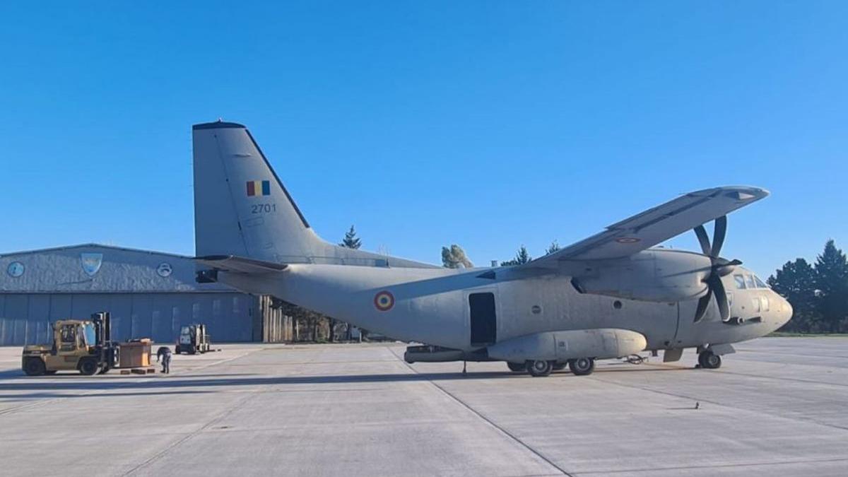 Două aeronave intervin pentru stingerea unui incendiu care afectează 20 de hectare de pădure