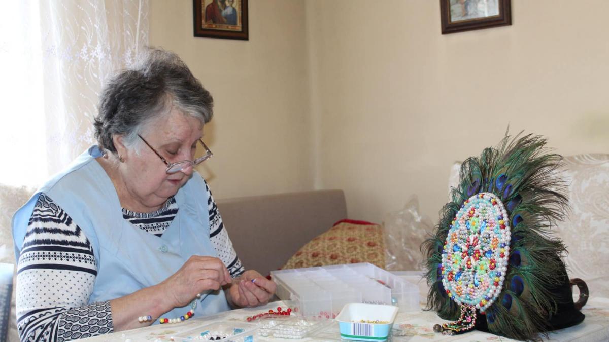 Celebra „peană” a Junilor de la Sibiu, confecționată de o bunică din Gura Râului. Extraordinara poveste a Mariei Berbescu