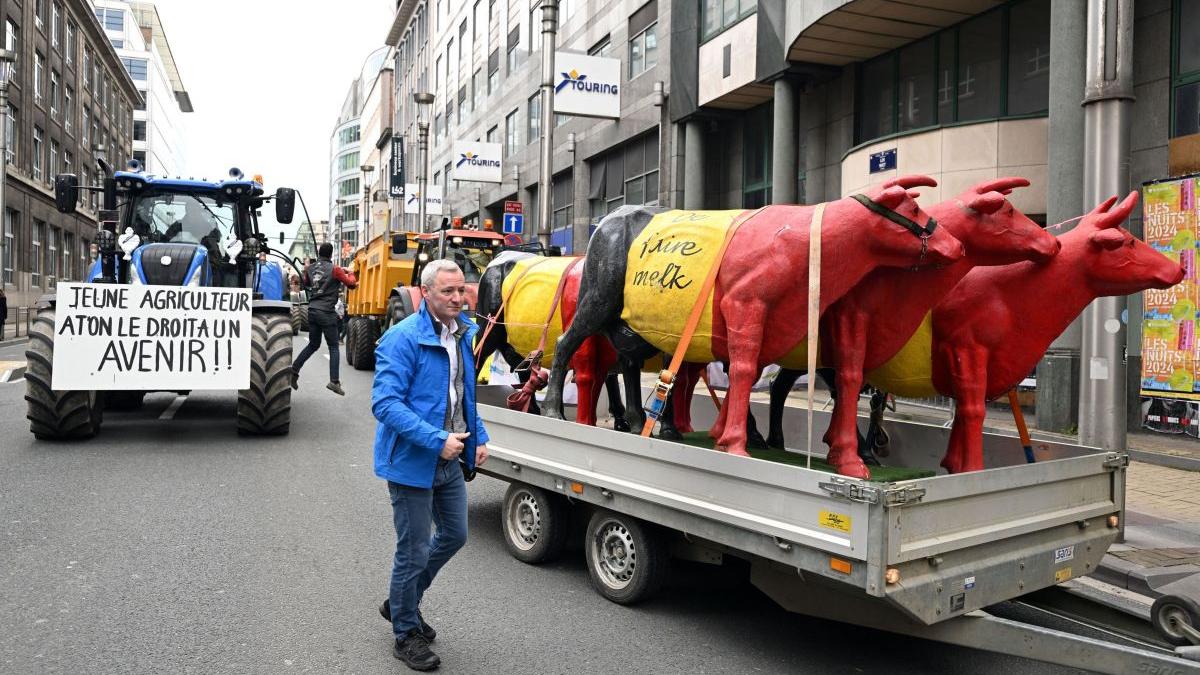 Răscoala agricultorilor înmoaie ecologismul în Europa. Fermierii furioși dictează politica liderilor europeni