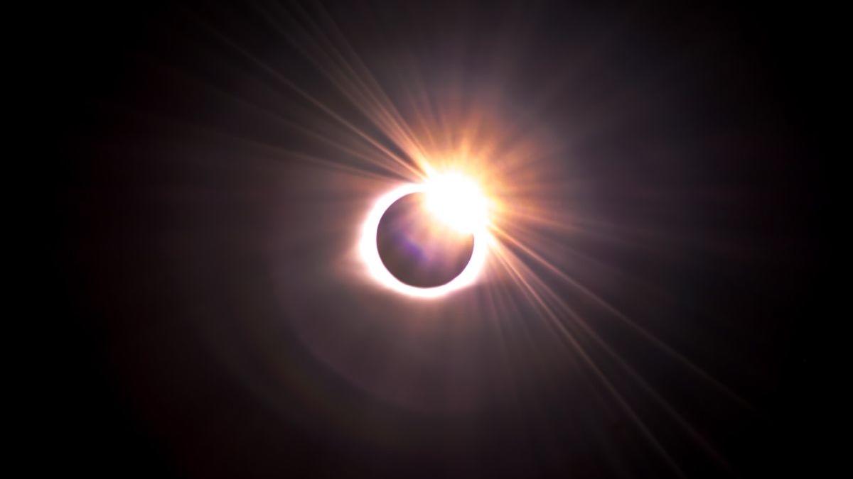 Eclipsa totală de Soare va fi monitorizată cu avioane și rachete NASA