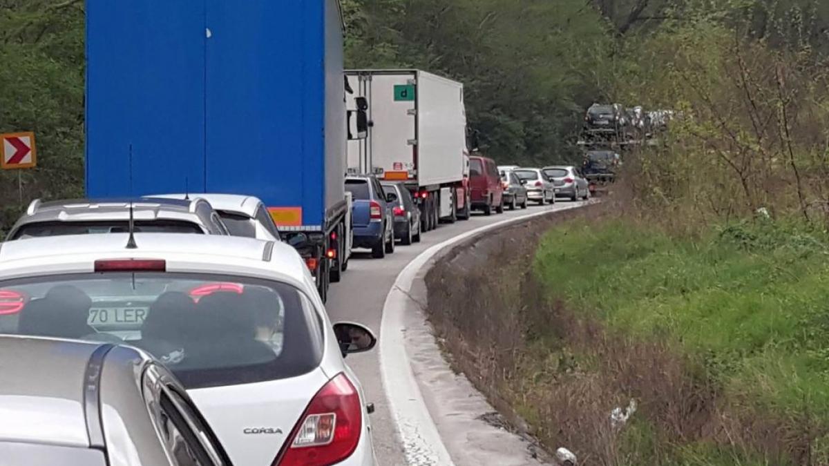 Trafic blocat pe Valea Oltului. 4 persoane au fost rănite în urma unui accident pe DN7