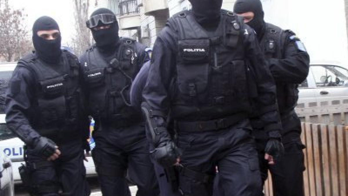 Mascații au intrat peste 7 bătăuși din Prahova