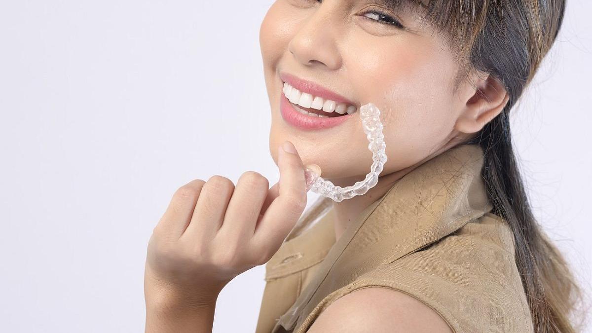 Toate detaliile despre aparatul dentar Invisalign: preț, beneficii și mod de funcționare