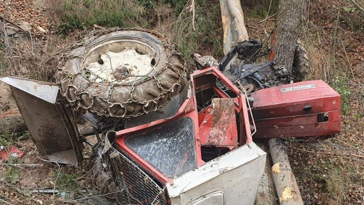 Două persoane au fost rănite după ce tractorul în care se aflau a căzut de pe un pod în apă