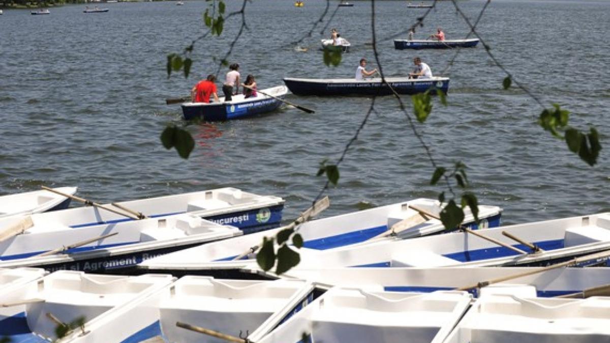Plimbări cu vaporaşul sau cu hidrobicicletele pe Lacul Herăstrău