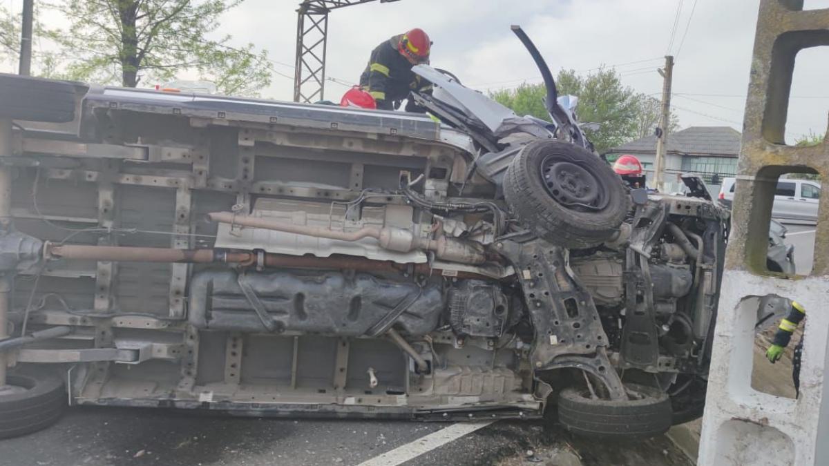 Un microbuz s-a răsturnat în județul Tulcea. Două persoane au ajuns la spital
