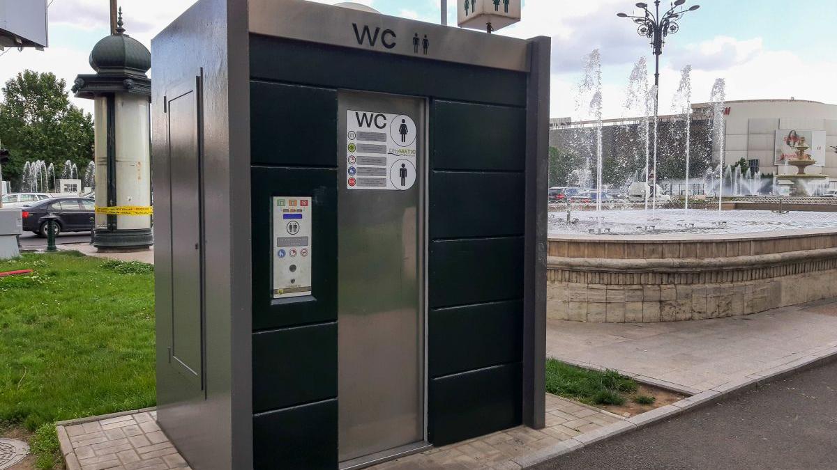 Nicușor Dan închiriază WC-uri. O afacere de  4 milioane €, cu furnizorul lui Boc și Coliban