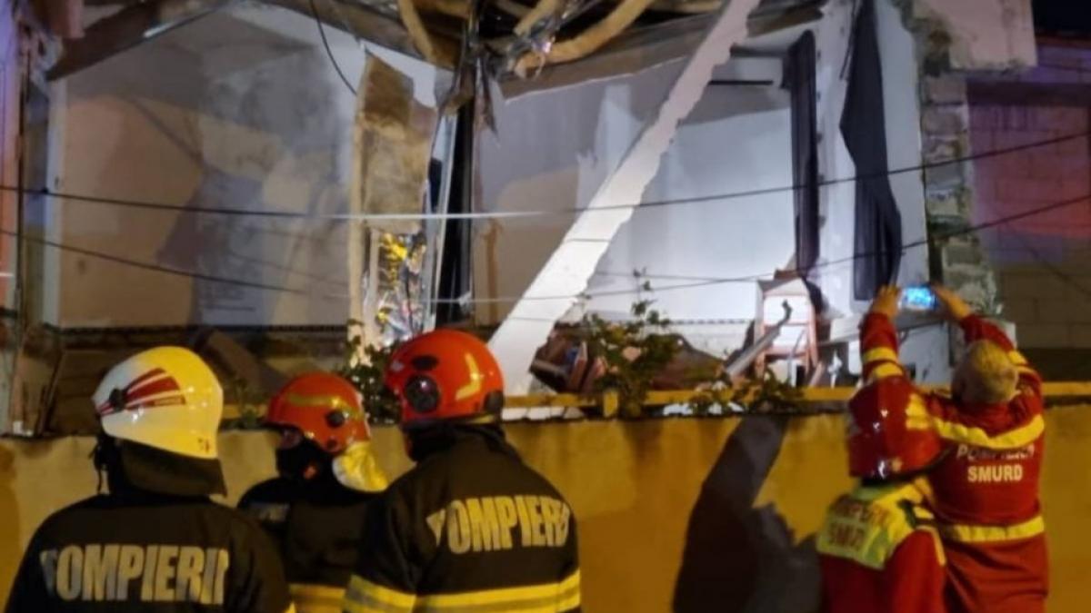 Explozie devastatoare într-un bloc din Craiova. O femeie a murit. Un etaj s-a prăbușit. A fost activat Planul Roșu de Intervenție