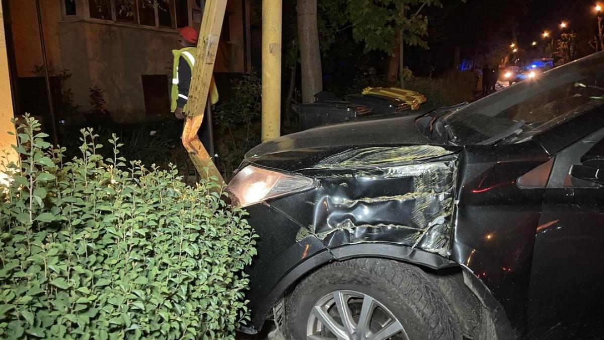 O femeie a fost ucisă pe trotuar, în Lugoj, după un accident teribil între două mașini