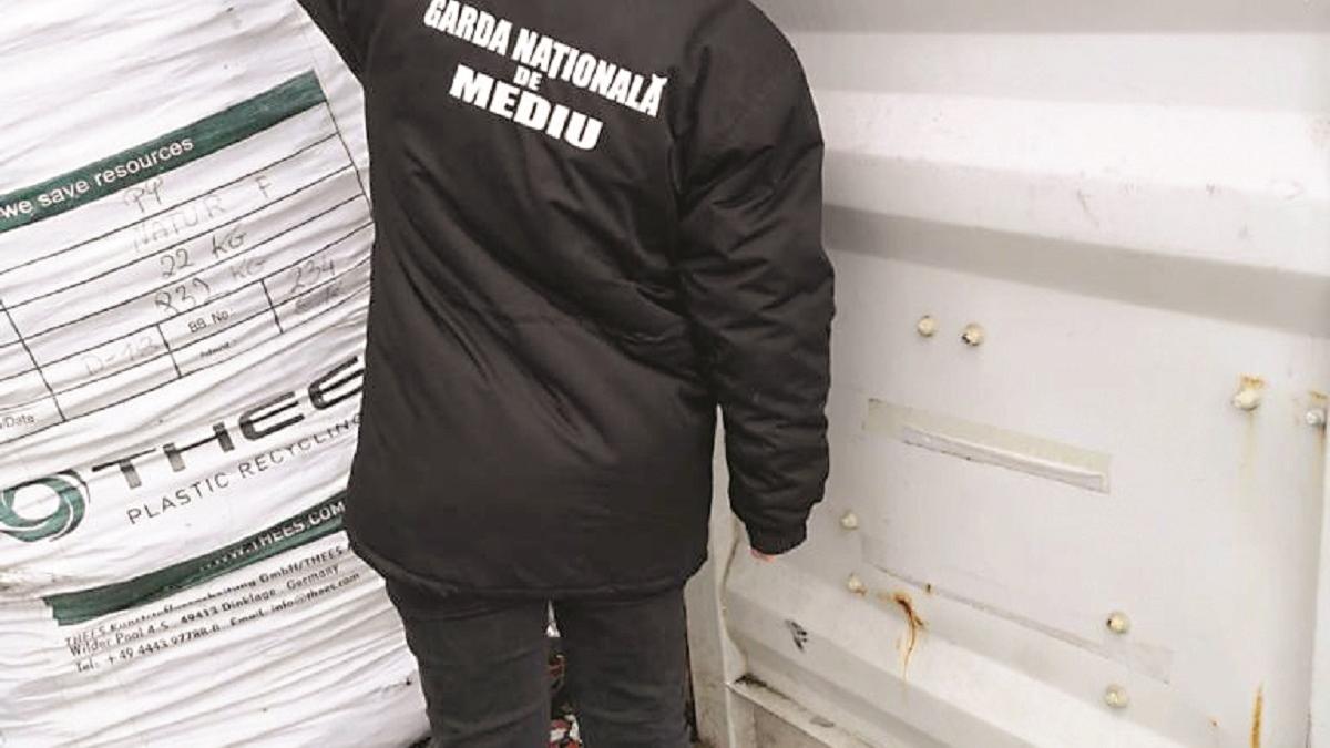 Constanța: Percheziții într-un dosar care vizează aruncarea și ascunderea deșeurilor