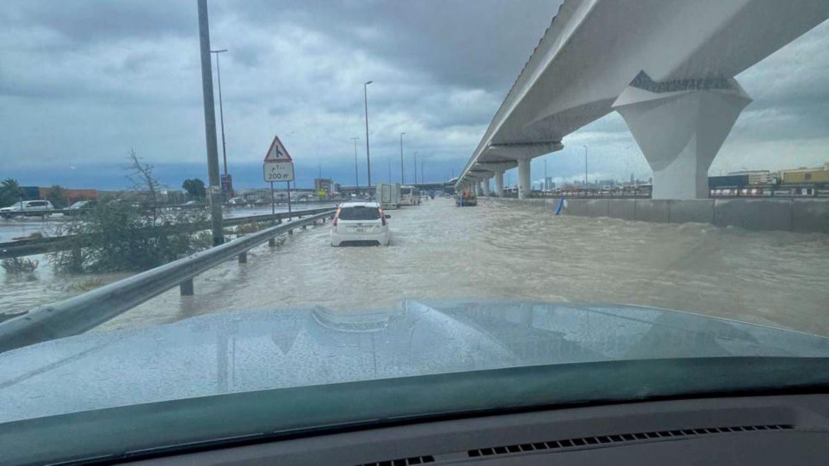Două grupuri de români sunt blocate pe Aeroportul Dubai