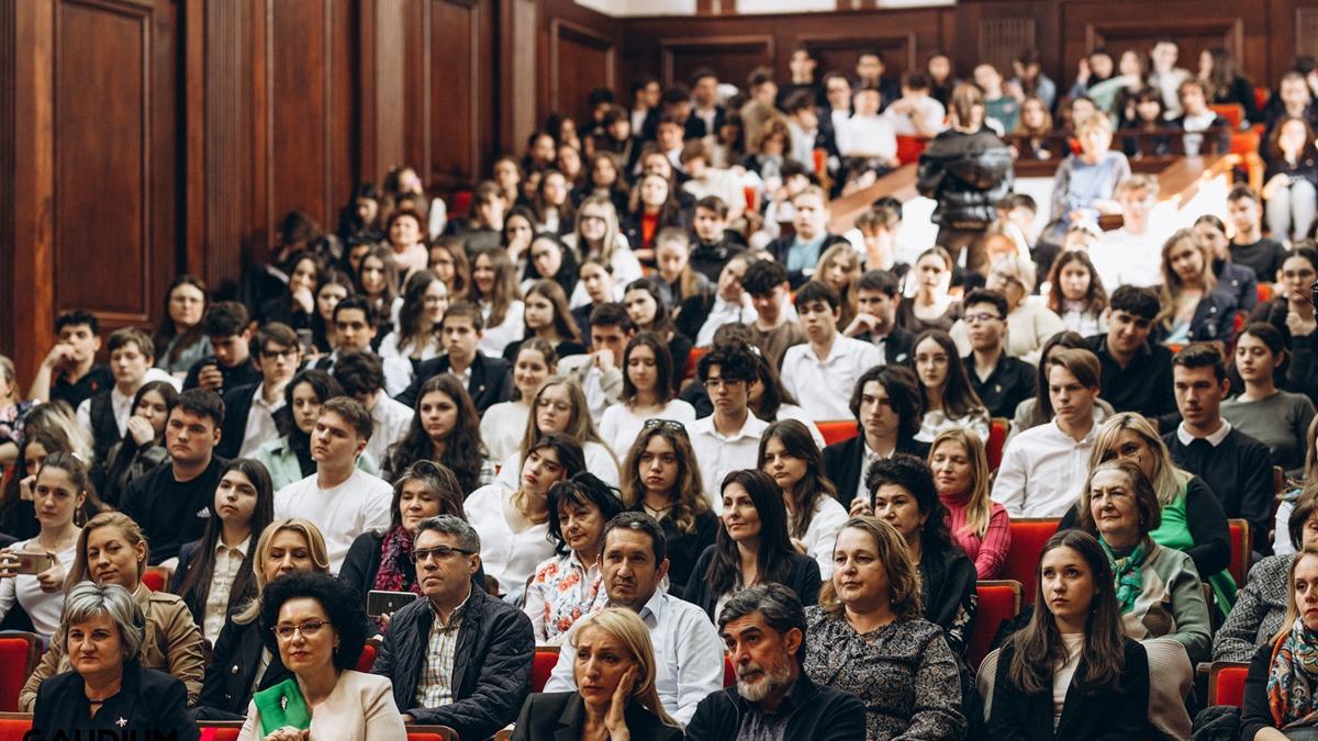 Răzvan Stoica aduce vioara Stradivarius în colegiile din București, în cadrul proiectului „Un Stradivarius în școli”, inițiat de Fundația Culturală Gaudium Animae