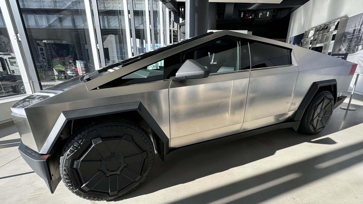 Tesla recheamă în service 3.878 de vehicule Cybertruck