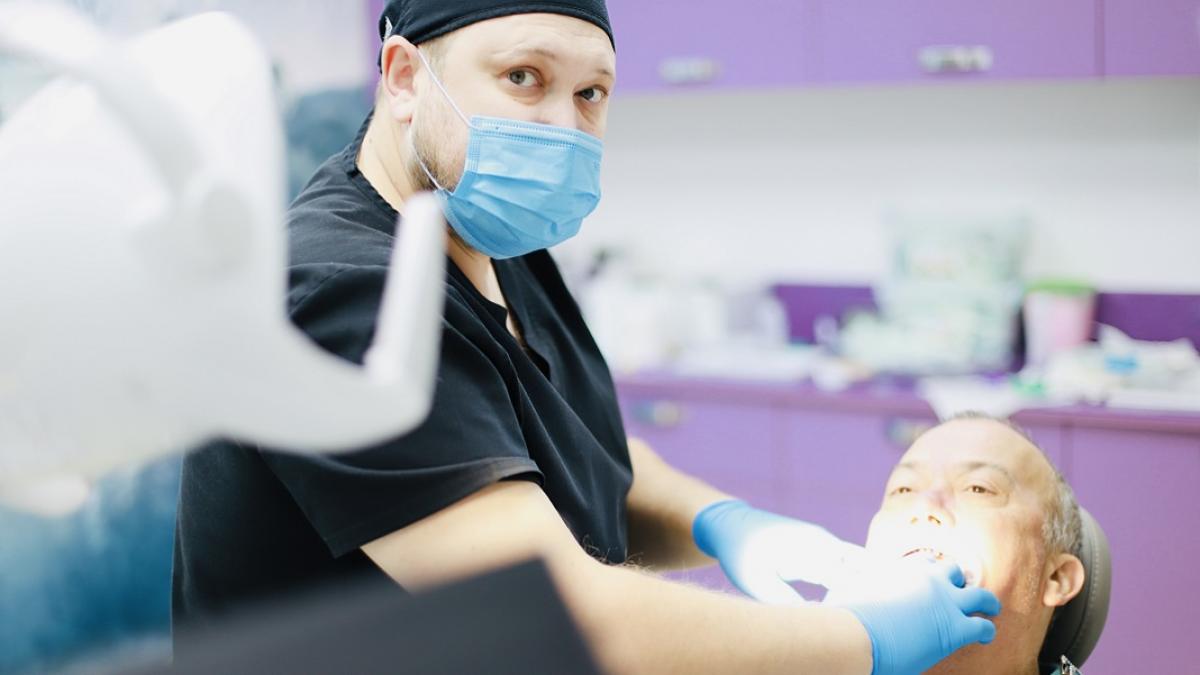5 indicii care te anunță că e timpul să iei în considerare implanturile dentare