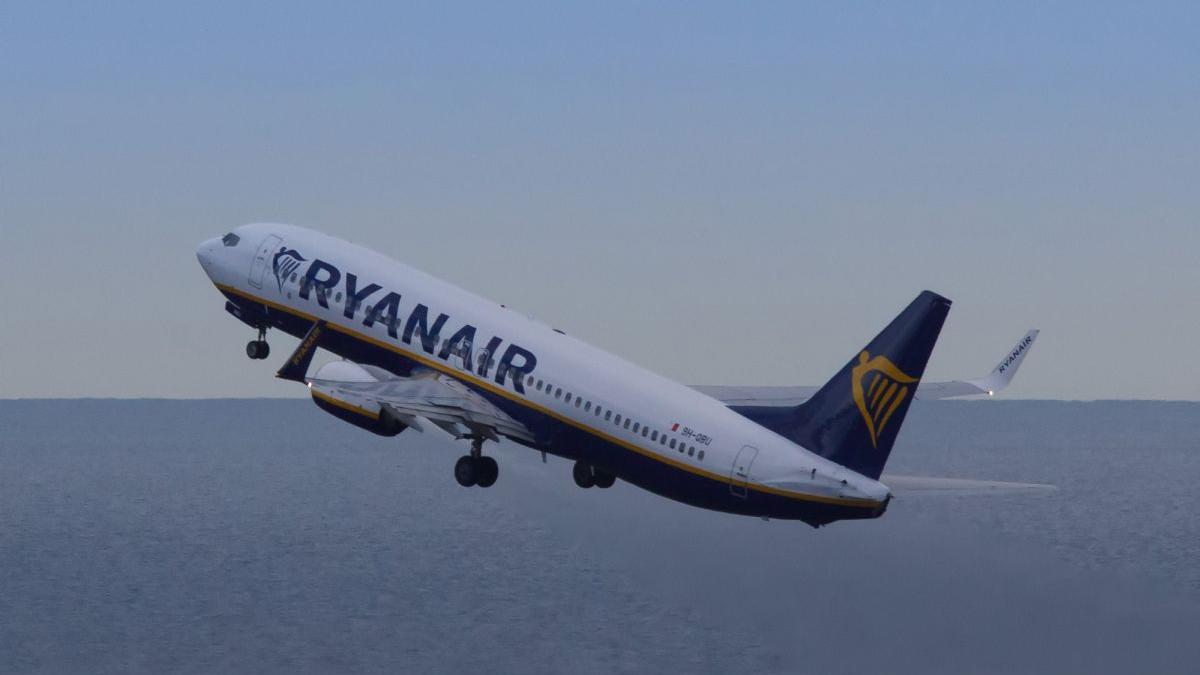 O companie aeriană low cost, campioana Europei la poluare: a emis CO2 cât 7 milioane de mașini