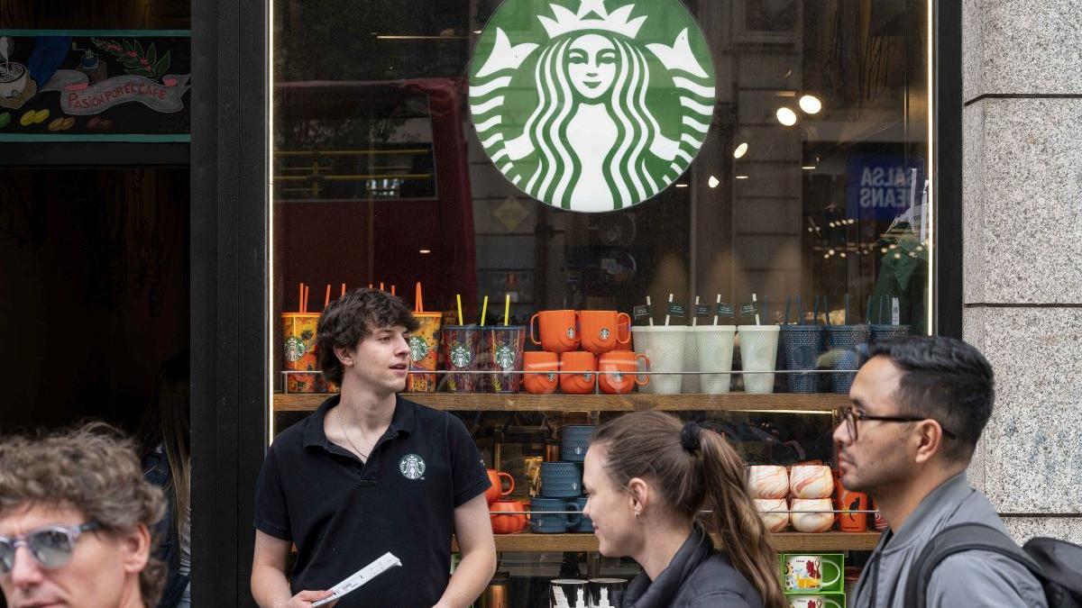 Starbucks micșorează paharele de cafea, dar păstrează prețurile