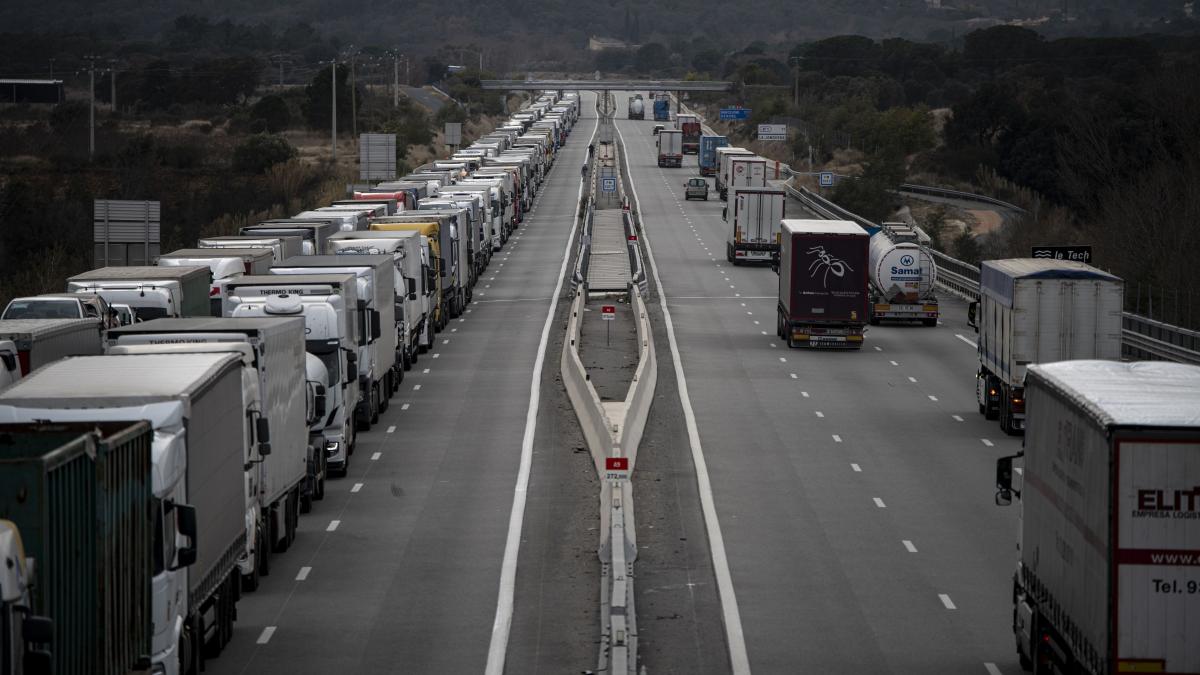 Atenție șoferi. Restricții de circulație pentru camioane în timpul Sărbătorilor Pascale