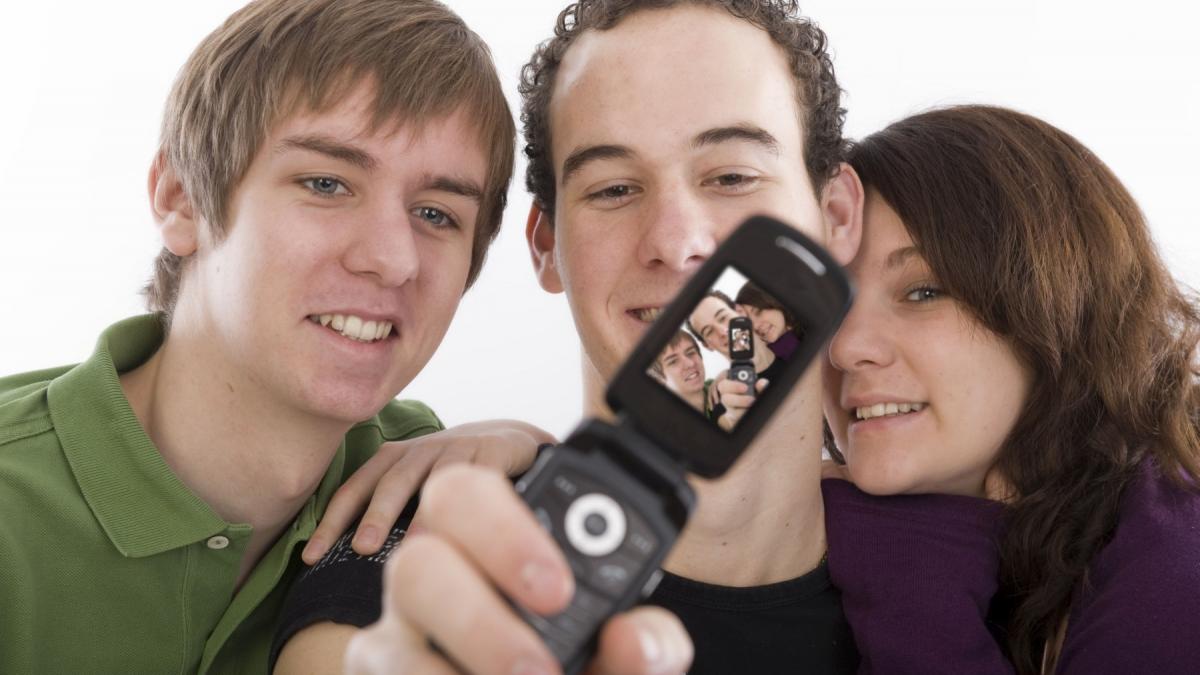 Cât timp petrec românii pe telefon. Fenomenul care îi face pe tineri să nu se dezlipească de ecran