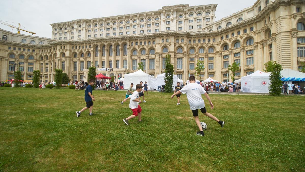 Aleșii vor să construiască „o punte solidă între generații”. Copiii, implicați în luarea deciziilor statului