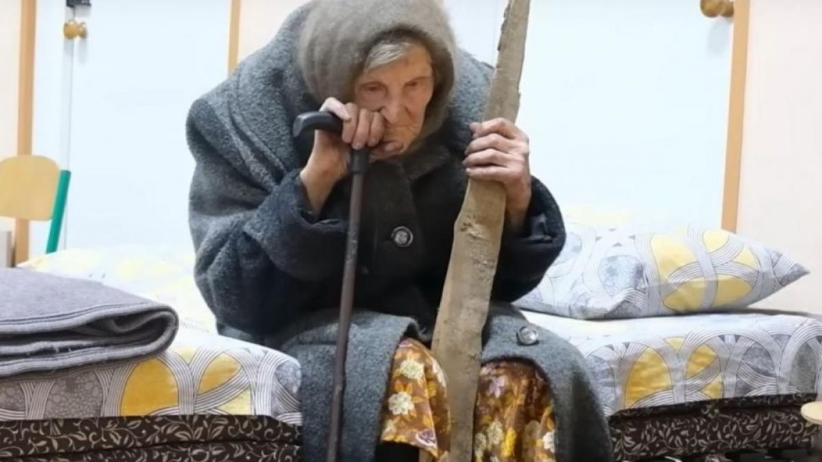 O bunică de 98 de ani a mers pe jos 10 km pentru a fugi de bombardamentele rușilor: "Nu mi-a mai rămas nimic"