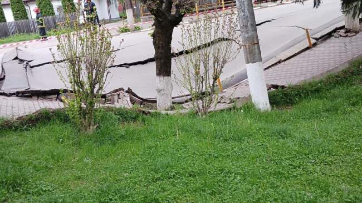 Un stâlp electric s-a păbușit în craterul de la Slănic. Alte 16 persoane, evacuate din apartamente