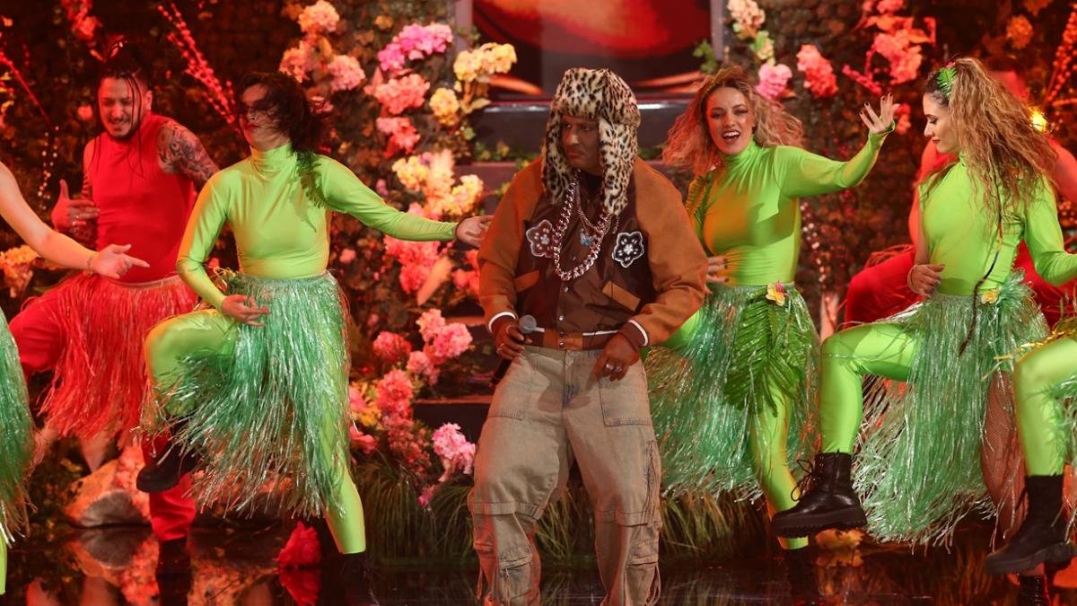 Emi și Cuza pășesc pe scena Te cunosc de undeva!  în ritmuri de Afrobeat și vor interpreta o piesă care a fost luni bune în vârful clasamentelor muzicale. Cuza: „Doamne ajută, maică!”