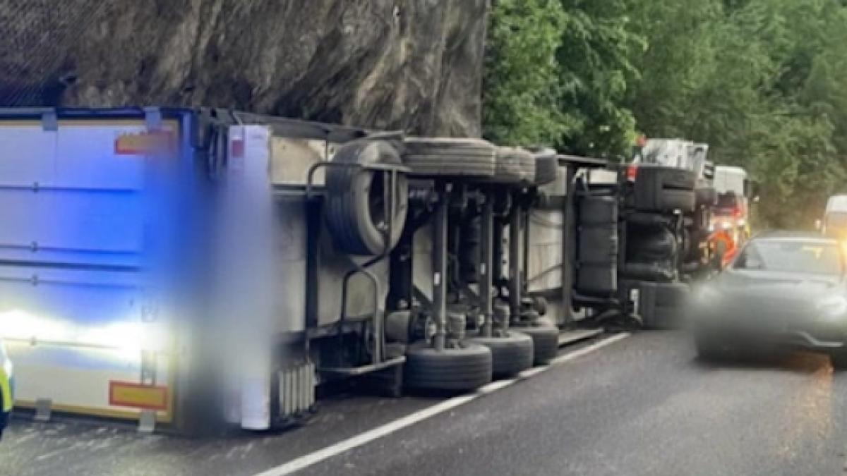 Un camion încărcat cu înghețată s-a răsturnat pe o șosea din Vâlcea