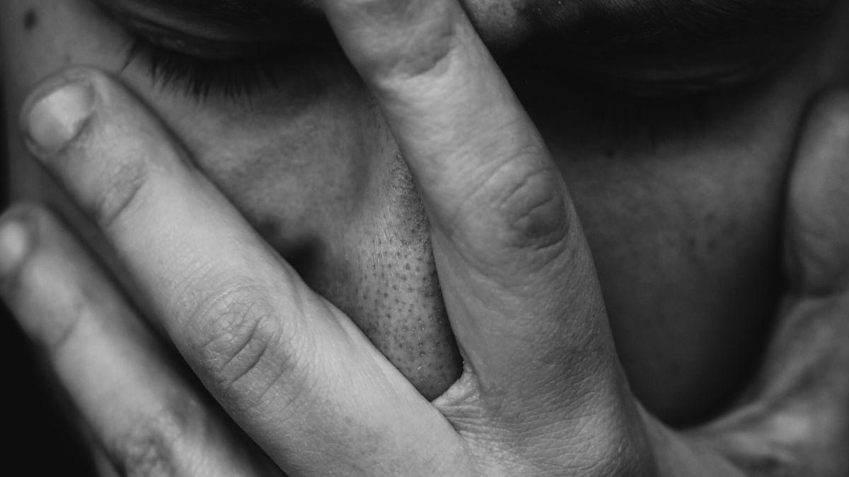 Românii sunt bolnavi de frică. Topul afecțiunilor psihice: atacul de panică, tulburarea de anxietate generalizată, depresia și tulburarea de șoc posttraumatic