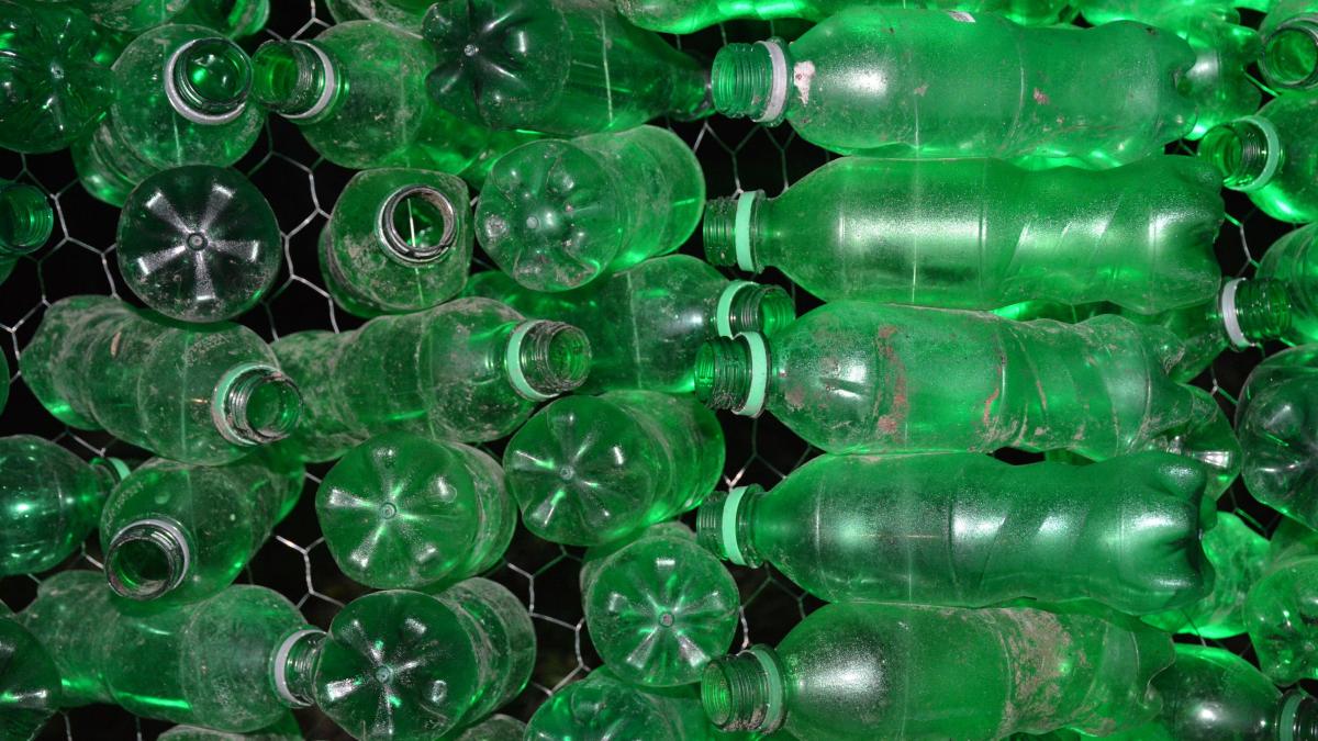 Cum reușesc românii să păcălească automatele de reciclare a ambalajelor returnabile