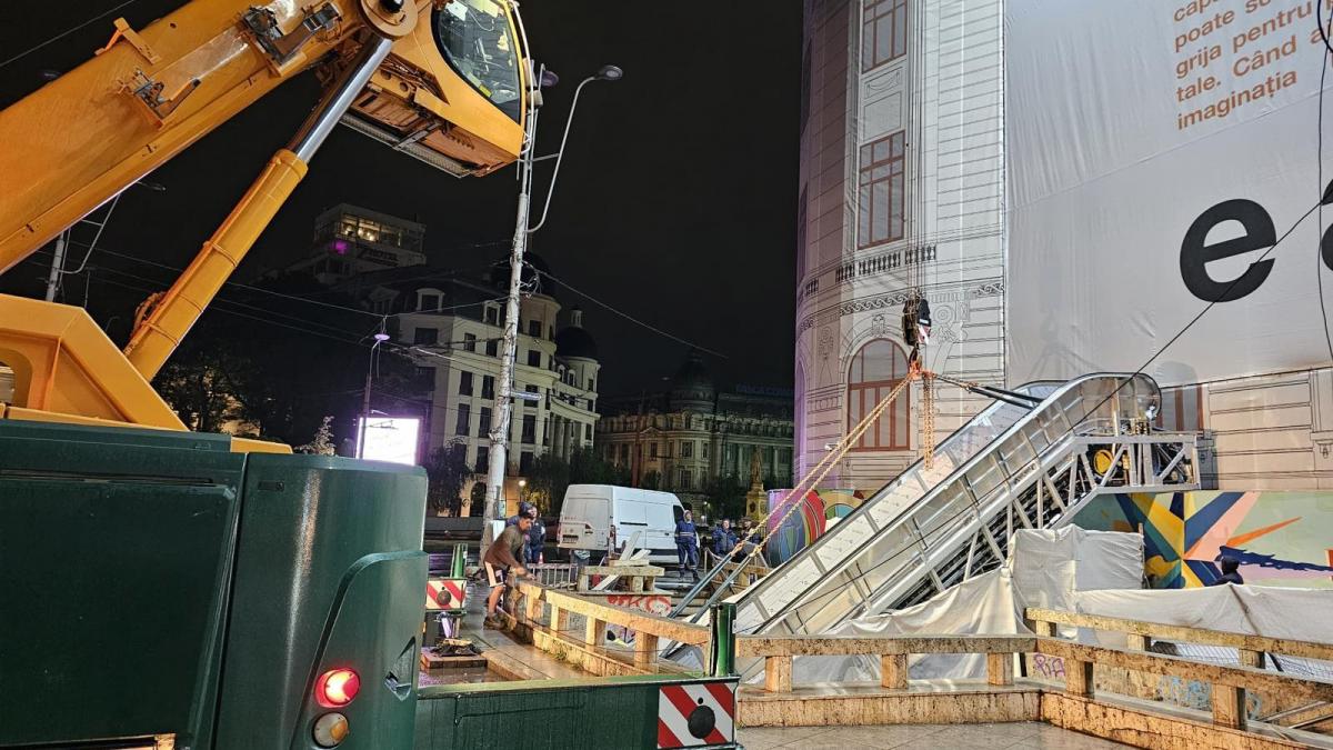 Au fost instalate primele scări rulante noi în pasajul pietonal de la Piaţa Universităţii
