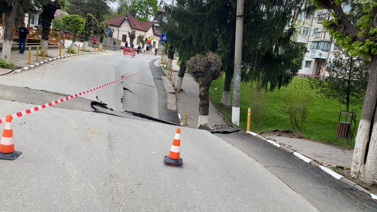 Zona străzii surpate din Slănic Prahova dă semne de stabilizare