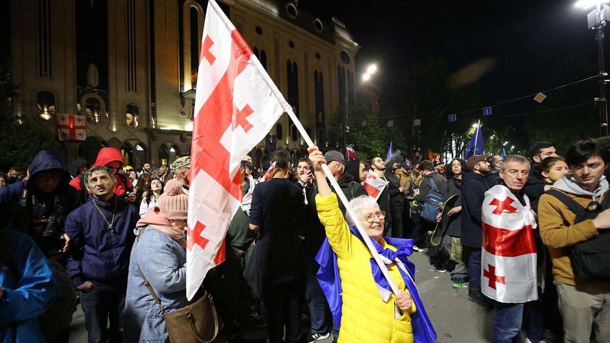 Proteste violente în fața Parlamentului georgian. Mii de oameni au petrecut noaptea în fața clădirii