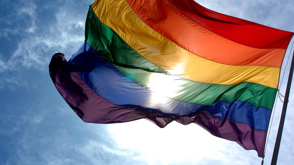 Persoanele LGBTIQ din UE se confruntă cu mai puțină discriminare, dar cu mai multă violență
