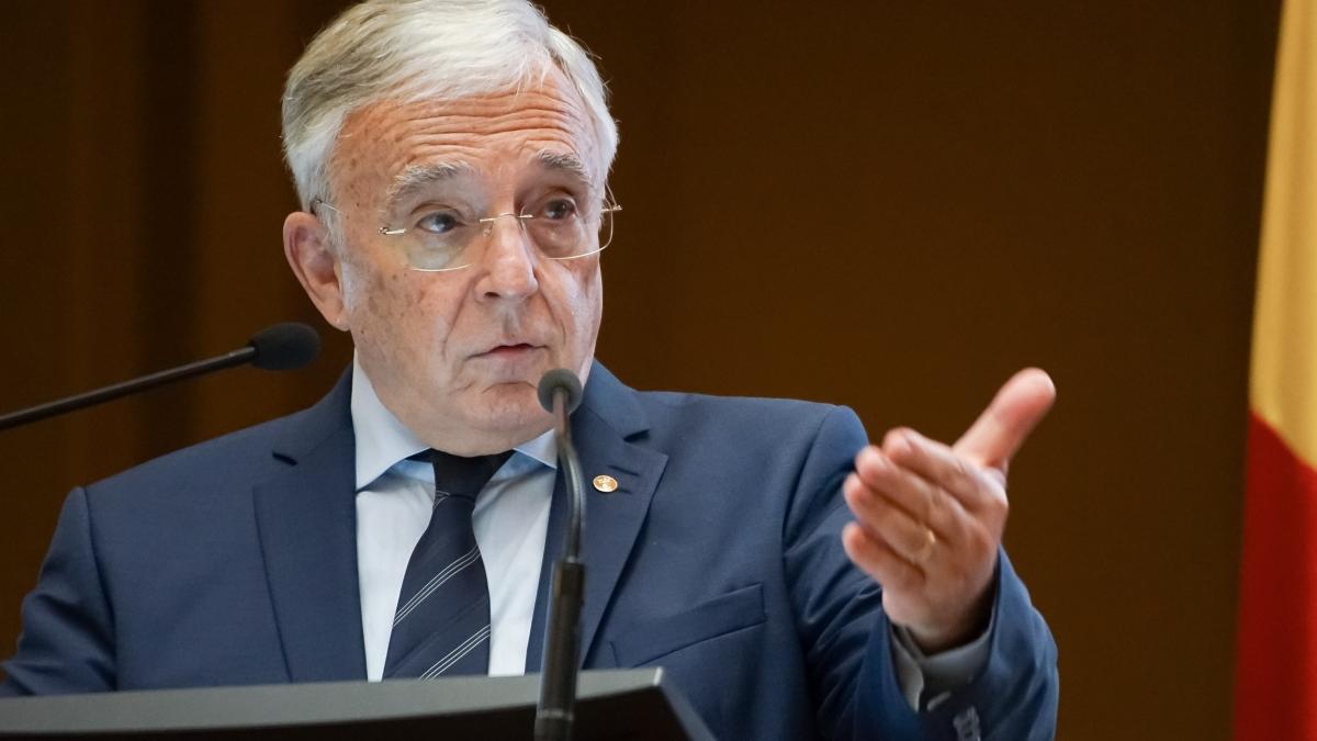 Isărescu, guvernatorul BNR: Corecţia fiscală e absolut necesară, e principala problemă a României