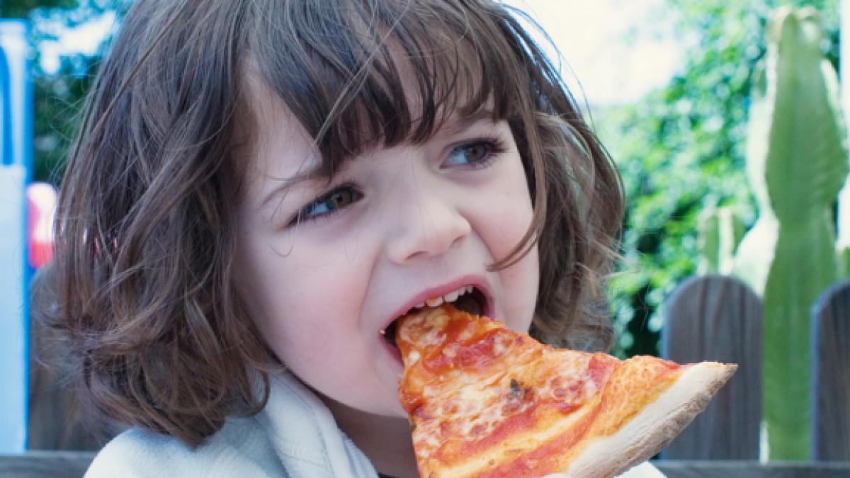 Pizza devine ilegală: interzisă vânzarea către minori, pe o rază de 500 m în jurul școlilor
