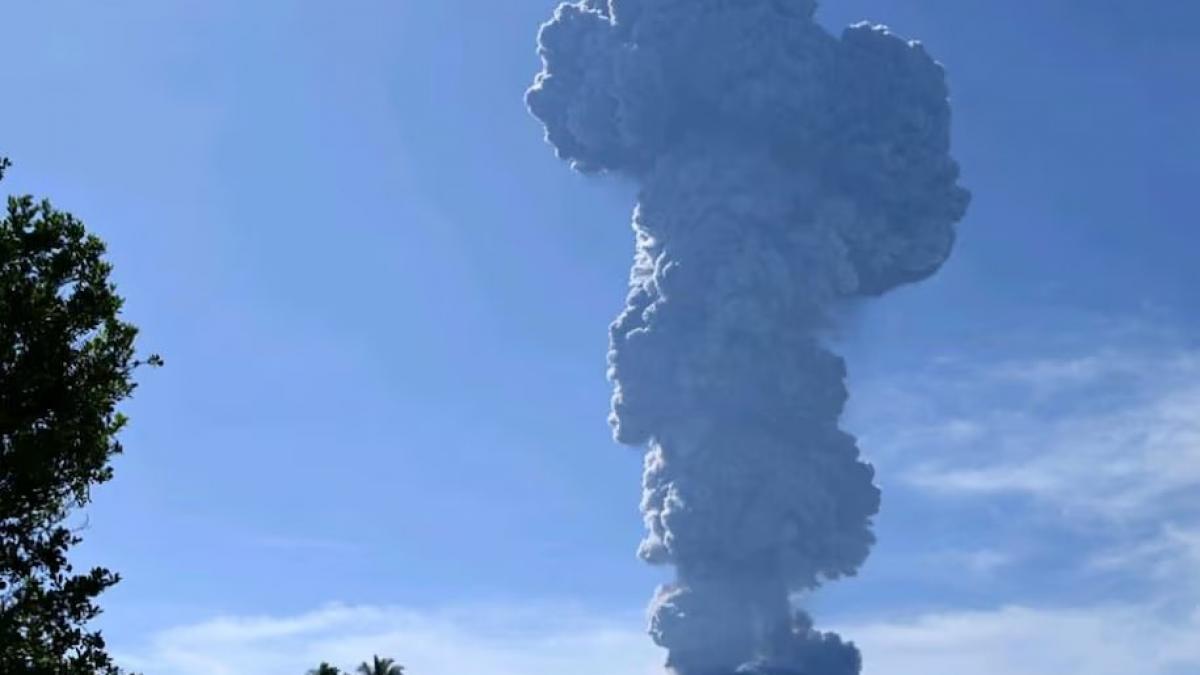 Linia de foc a Pacificului: Un vulcan din Indonezia a erupt noaptea trecută. Mai multe localități au fost evacuate