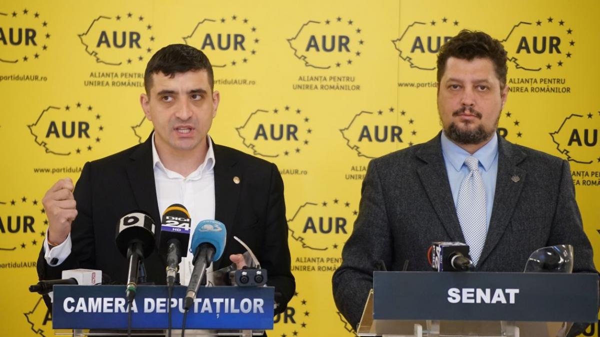 AUR: Nicolae Ciucă prejudiciază campania electorală prin panourile uriașe amplasate în țară