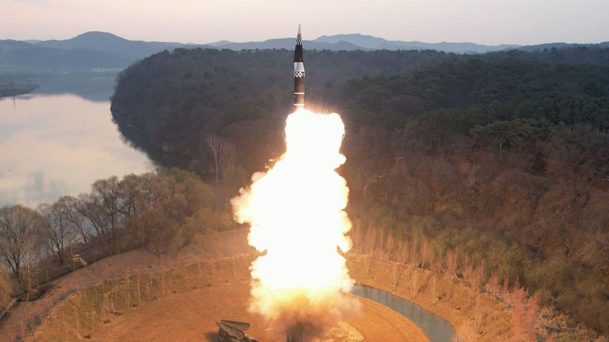Eșec în Coreea de Nord: ultimul satelit militar lansat a explodat în aer