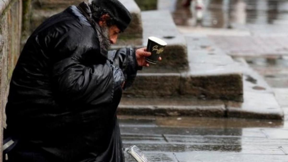 Un bărbat care cerșea i-a oferit 100 de euro mită unui polițist ca să nu îl amendeze