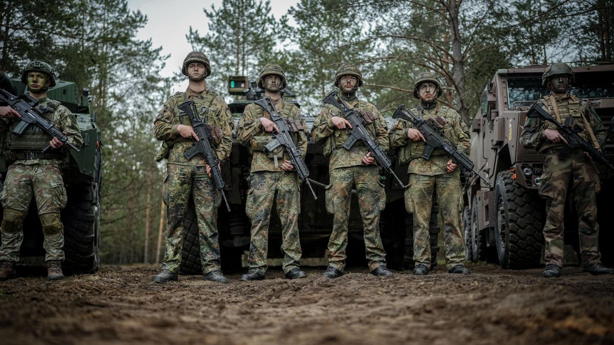 Serviciul militar obligatoriu revine în Europa