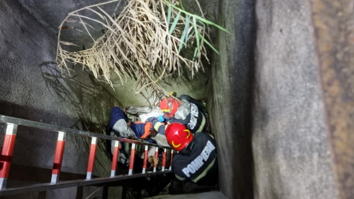 Un bărbat a căzut într-un canal de 10 metri adâncime la Vălenii de Munte