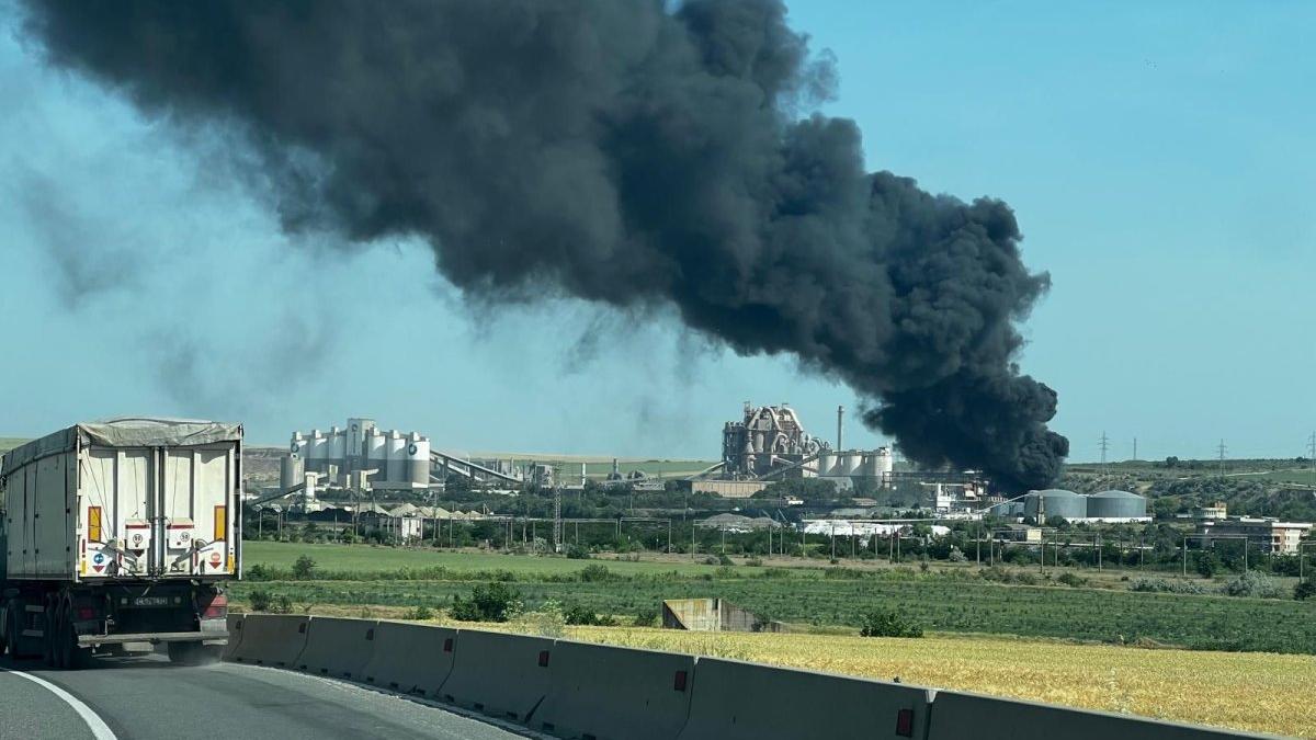 Un incendiu major a izbucnit la un depozit de anvelope din orașul Medgidia. A fost emis un mesaj RO-ALERT