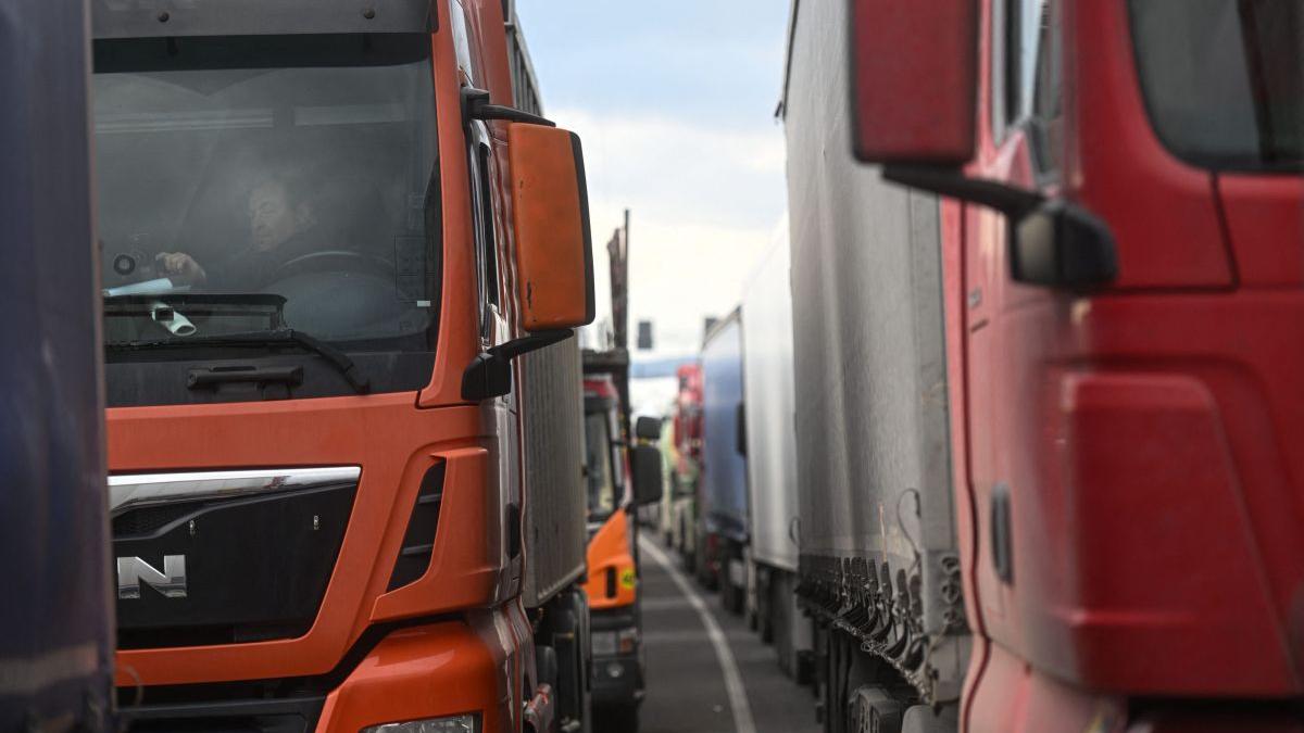 TIR în flăcări: Cinci tone de cărbuni de grătar au ars în Vama Giurgiu