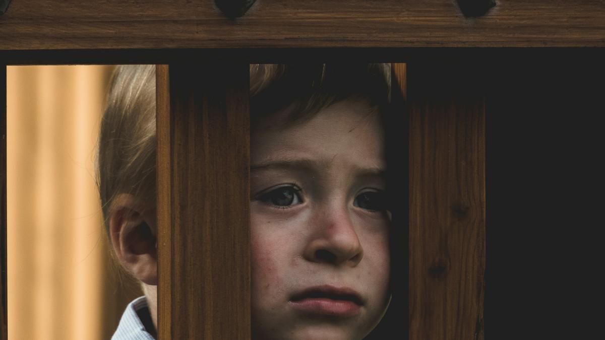 „Simptomele abuzului”: Cum pot fi recunoscuți copiii care cresc în familii violente. Jumătate dintre micuți sunt bătuți de părinți