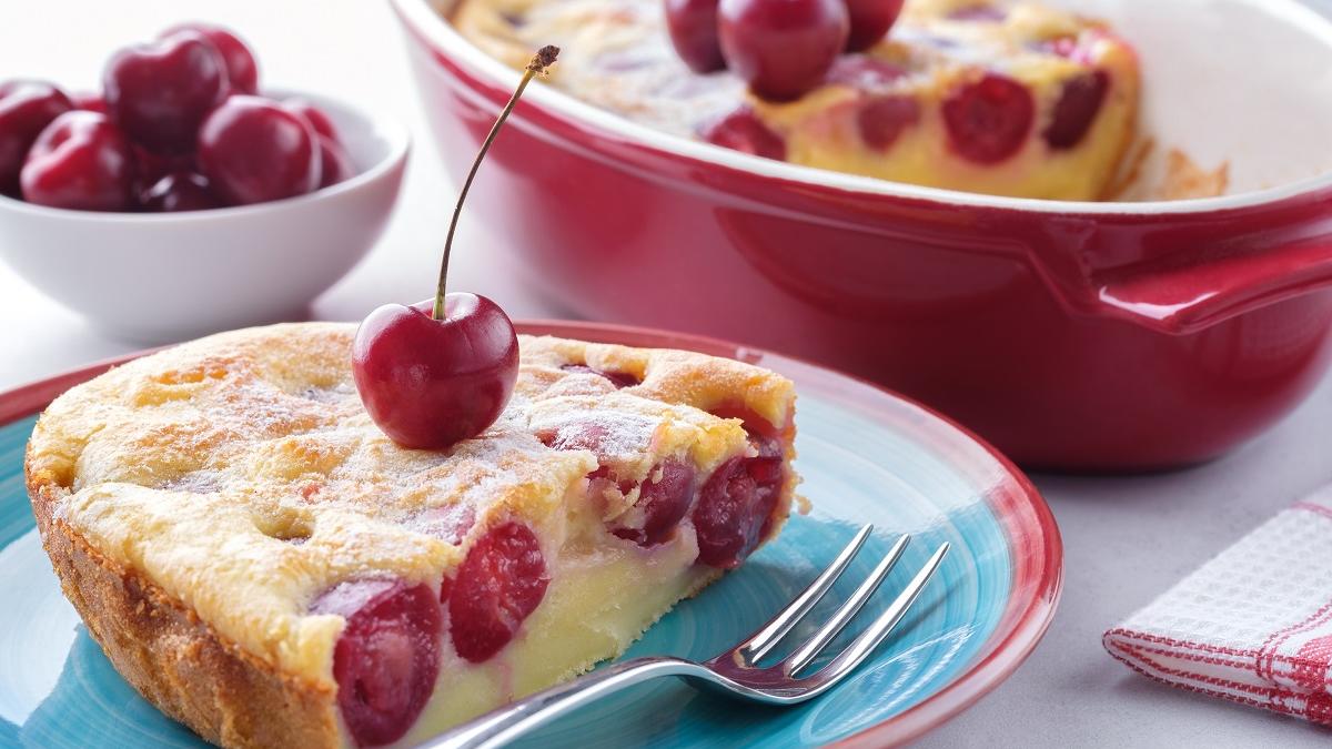 Vedeta sezonului: Clafoutis, desertul rustic fin cu cireșe sau căpșuni 